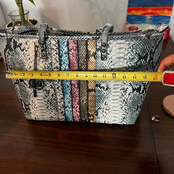 New Mischka light blue tote snake print - Picture 8 of 10